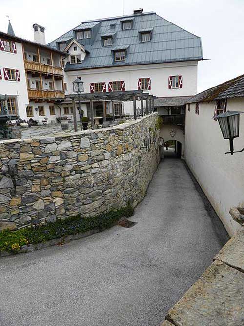 Le château de Mittersill dans la région de Salzbourg (Source Wikimedia commons, photo de Luckyprof)