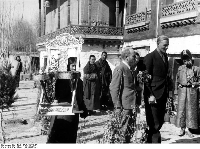 Beger et Wienert visitent le régent Reting. (Source : Archives fédérales allemandes/Wikimedia commons ; auteur Ernst Schäfer)