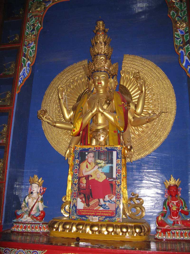 photo du dalaï-lama dans un temple lamaïste au Gansu (photo JPDes. 2009)