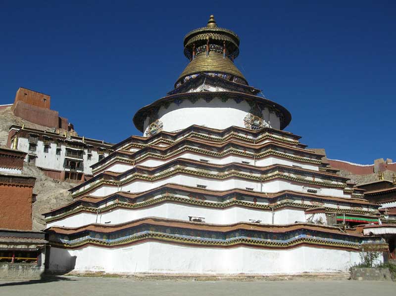 le stupa de Gyangze avec à l'arrière, le monastère, puis le fort et les murs d'enceinte (photo JPDes. 2009)