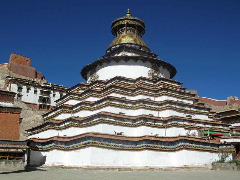 le stupa de Gyangze avec à l'arrière, le monastère, puis le fort et les murs d'enceinte (photo JPDes. 2009) le stupa de Gyangze avec à l'arrière, le monastère, puis le fort et les murs d'enceinte (photo JPDes. 2009)