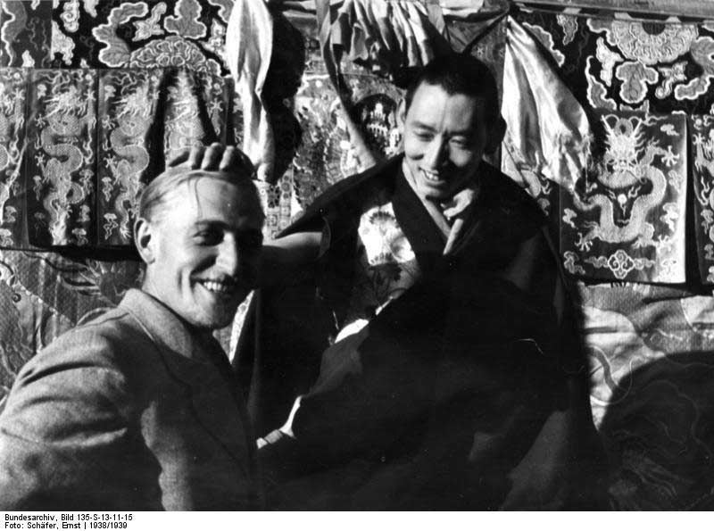 Bruno Beger avec le régent du Tibet, Reting Rimpoche. Celui-ci fut aussi le Premier précepteur du jeune 14ème dalaï-lama et un proche ami de sa famille. (Source : Archives fédérales allemandes/Wikimedia commons) Bruno Beger avec le régent du Tibet, Reting Rimpoche. Celui-ci fut aussi le Premier précepteur du jeune 14ème dalaï-lama et un proche ami de sa famille. (Source : Archives fédérales allemandes/Wikimedia commons)