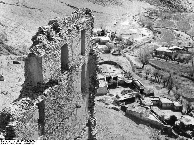Les ruines de Yarlung-Podrang photographiées par Ernst Krause. (Source : Archives fédérales allemandes/Wikimedia commons) Les ruines de Yarlung-Podrang photographiées par Ernst Krause. (Source : Archives fédérales allemandes/Wikimedia commons)