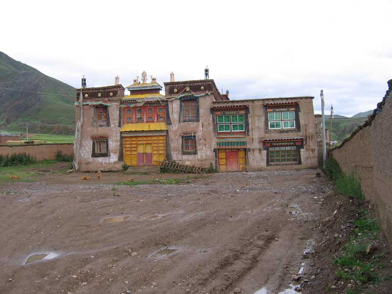 petit temple des Nyingmapa près de Dengqen (photo JPDes. 2005) petit temple des Nyingmapa près de Dengqen (photo JPDes. 2005)
