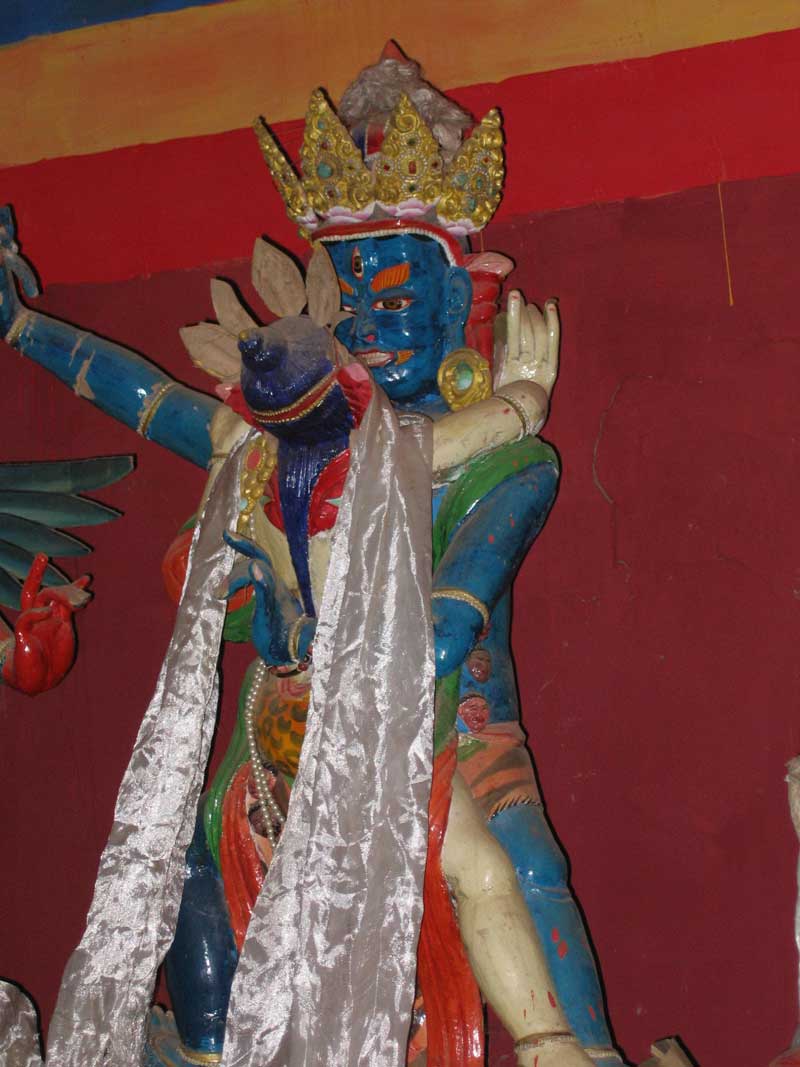 statue tantrique et bibliothèque du petit temple (photo JPDes. 2005) statue tantrique et bibliothèque du petit temple (photo JPDes. 2005)