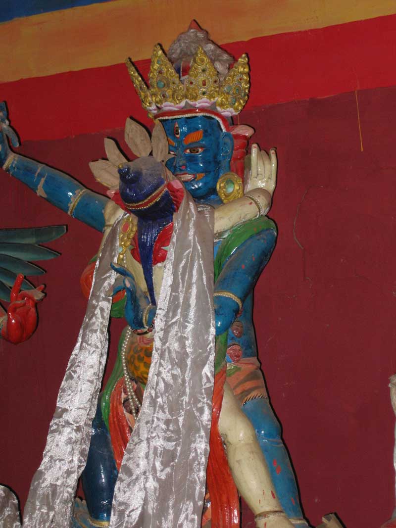 statue tantrique et bibliothèque du petit temple (photo JPDes. 2005)