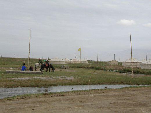 Enclave mongole près de Golmud, Qinghai (photo JPDes.) 2009) Enclave mongole près de Golmud, Qinghai (photo JPDes.) 2009)