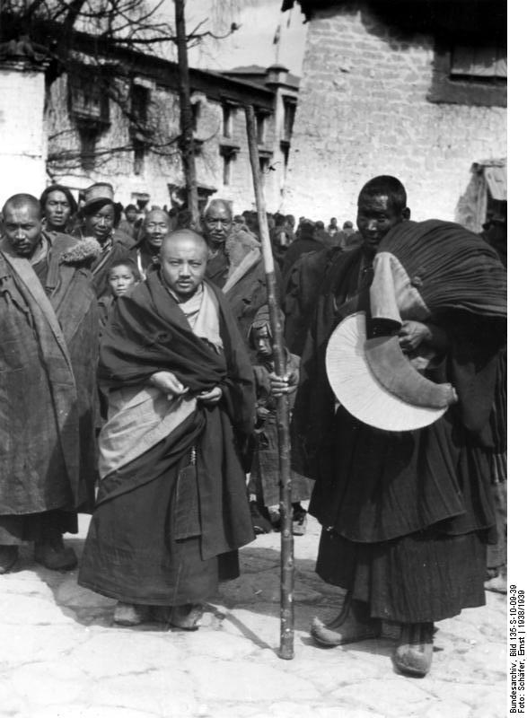 Moines à Lhassa, en 1939 pendant le festival du Nouvel an (Titre original « Neujahrsfest », Archives fédérales allemandes, image 135-S-10-09-39 / Schäfer, Ernst / CC-BY-SA 3.0)