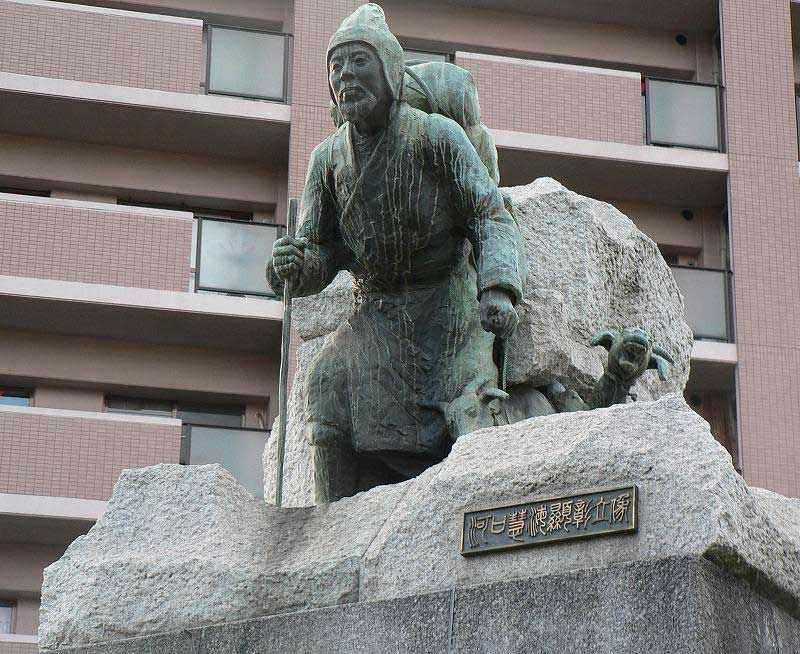 Au Japon : monument en bronze en l’honneur d’Ekai Kawaguchi (Source : Wikimédia commons)