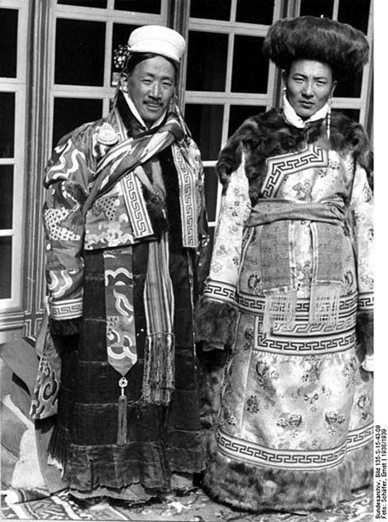 Aristocrates tibétains en 1939 (Source : Archives Fédérales Allemandes, image 135-S-15-43-09/Schäfer Ernst/CC-BY-SA)