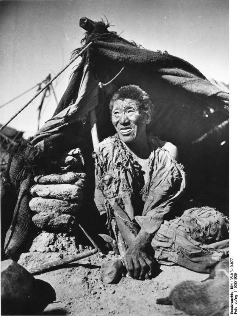 Mendiante devant sa tente à Lhassa, en 1939 (Source : Archives Fédérales Allemandes, 135-KB-10-077/ CC-BY-SA)