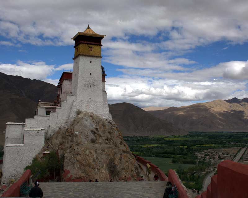 Le Yumbulhakang, magnifique petit château fort dans la vallée du Yarlung Le Yumbulhakang, magnifique petit château fort dans la vallée du Yarlung