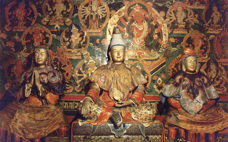 Le roi Songtsen Gampo entouré de ses deux épouses, l'une népalaise, l'autre chinoise