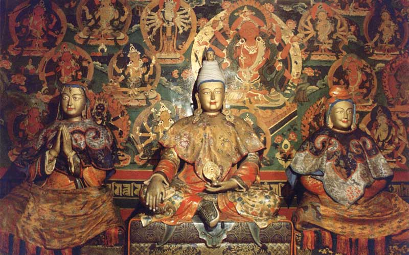 Le roi Songtsen Gampo entouré de ses deux épouses, l'une népalaise, l'autre chinoise Le roi Songtsen Gampo entouré de ses deux épouses, l'une népalaise, l'autre chinoise