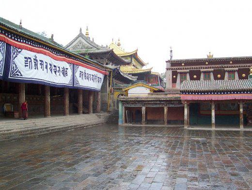 Le monastère tibétain de Kumbum à Xining, la capitale du Qinghai (photo JPDes. 2009) Le monastère tibétain de Kumbum à Xining, la capitale du Qinghai (photo JPDes. 2009)