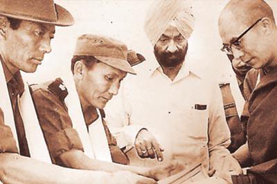 Le dalai-lama avec des mercenaires tibétains de la force spéciale 22 et leur commandant indien Le dalai-lama avec des mercenaires tibétains de la force spéciale 22 et leur commandant indien