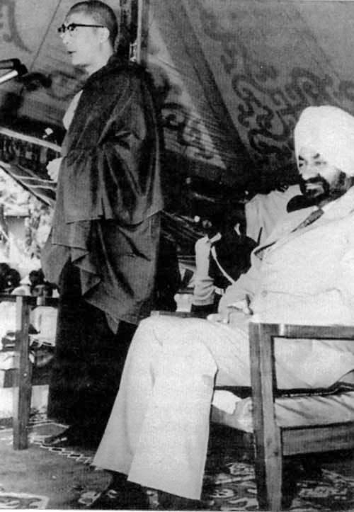 Le dalai-lama en 1972 avec le général major Sujan Singh Urban, commandant de Le dalai-lama en 1972 avec le général major Sujan Singh Urban, commandant de