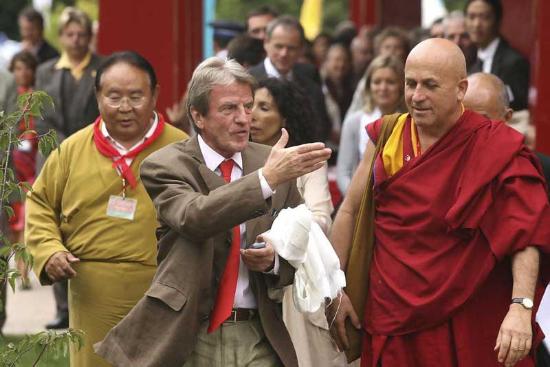 De gauche à droite : Sogyal Rinpoché, Bernard Kouchner et Matthieu Ricard (photo www.zimbio.com)