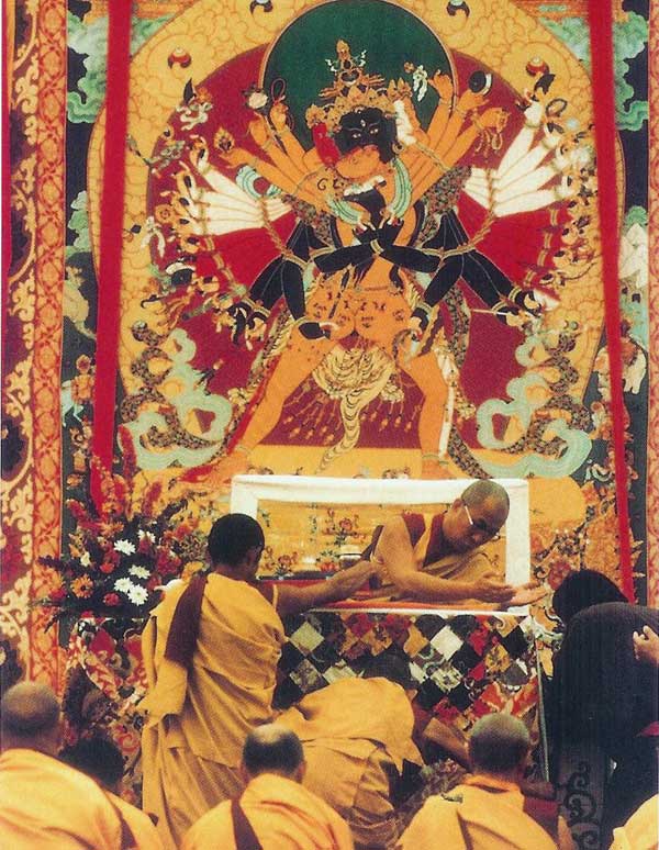 Le 14ème dala¨-lama en 1985 lors d'une initiation au Kalachakra au monastère Rikon à Winterthur en Suisse Le 14ème dala¨-lama en 1985 lors d'une initiation au Kalachakra au monastère Rikon à Winterthur en Suisse
