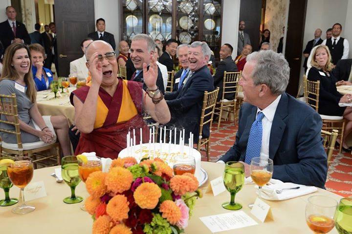 Photo prise le 1er juillet 2015.  Le dalaï-lama fête son 80e anniversaire en compagnie de George Bush. Source : www.alterinfo.net