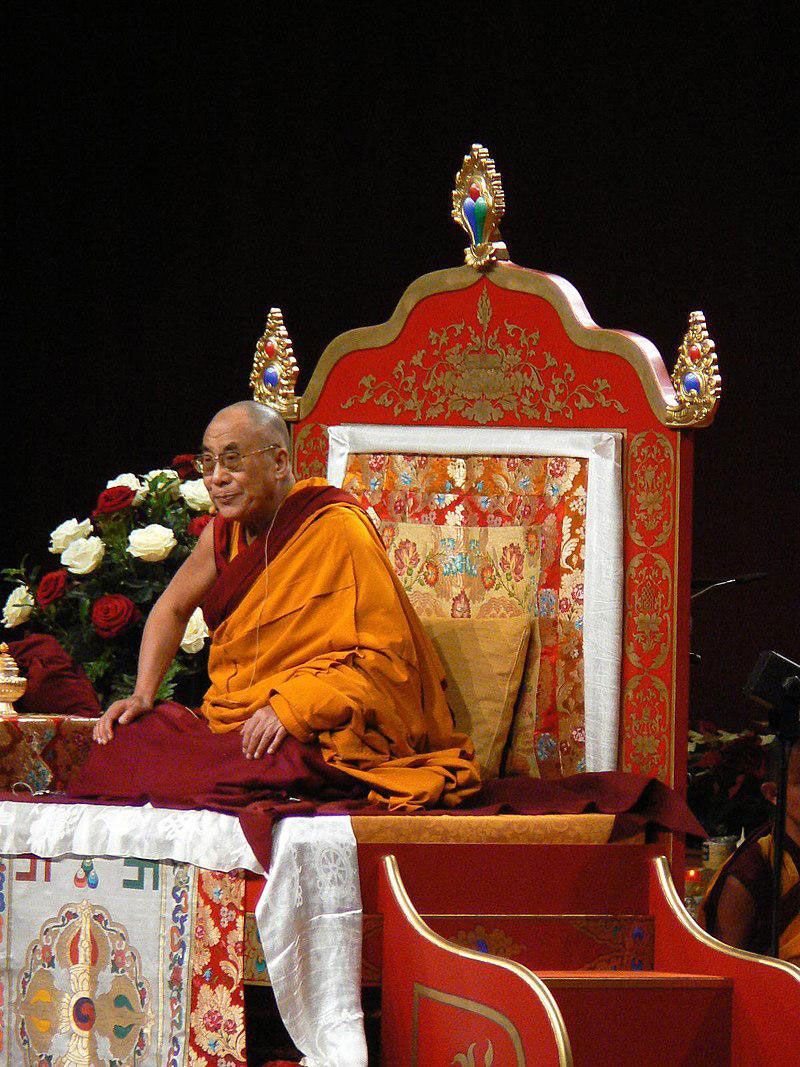 Le dalaï-lama à Milan, en 2007 (Source : Wikimedia commons, auteur : Roberto Venturini). - Un modèle « d’humilité » ? Pourtant, ce genre de chaise ne figure pas dans le catalogue d’Ikea…