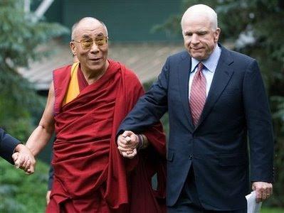 Le sénateur et ancien candidat à la présidence McCain et le dalai-lama 