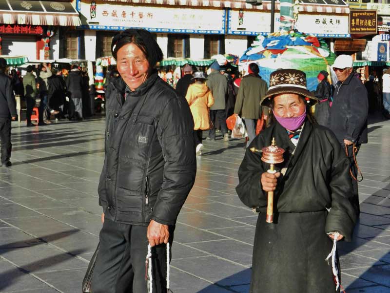 Pèlerins souriants sur le Barkhor à Lhassa (photo : Thérèse De Ruyt, 15/12/2012)