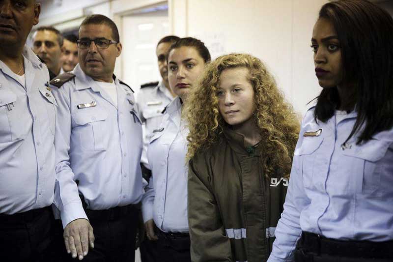 La jeune Palestinienne Ahed Tamini à la prison militaire d’Ofer le 26/12/2017 (liberation.fr) La jeune Palestinienne Ahed Tamini à la prison militaire d’Ofer le 26/12/2017 (liberation.fr)