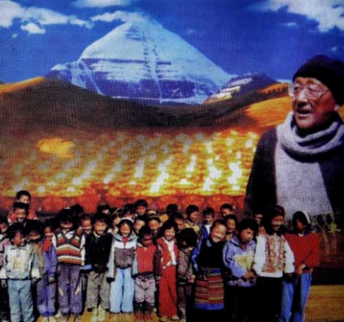 Tashi Tsering avec quelques-uns de ses 3000 enfants scolarisés Tashi Tsering avec quelques-uns de ses 3000 enfants scolarisés
