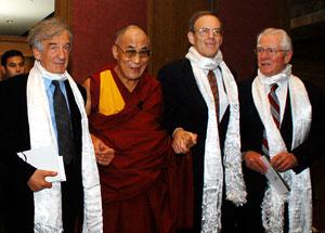 Le dalaï-lama avec, à sa gauche, Carl Gershman, directeur du NED, 2005, Washington. Le dalaï-lama avec, à sa gauche, Carl Gershman, directeur du NED, 2005, Washington.