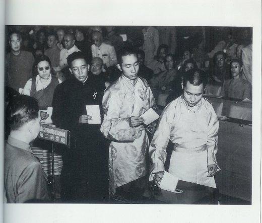 L’actuel dalaï-lama (en avant-plan) a siégé comme vice-président du parlement national de la Chine (années ’50). L’actuel dalaï-lama (en avant-plan) a siégé comme vice-président du parlement national de la Chine (années ’50).