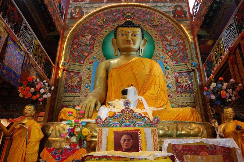 Monastère de Tawang, statue du bouddha avec photo du dalaï-lama. (Source : Wikimedia commons ; auteur Doniv79)