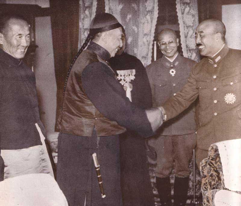 Rencontre du prince Demchugdongrub, dirigeant fantoche du Mengjiang, avec Itagaki Seishiro, général et Ministre de la Défense nippon, pendu en 1948 pour crimes de guerre Rencontre du prince Demchugdongrub, dirigeant fantoche du Mengjiang, avec Itagaki Seishiro, général et Ministre de la Défense nippon, pendu en 1948 pour crimes de guerre