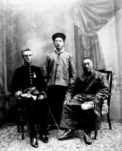 Le 13e dalai-lama (à droite) avec Sir Charles Bell, l’agent colonial britannique (political officer) au Bhoutan, au Sikkim et au Tibet, et le roi du Sikkim (debout)
