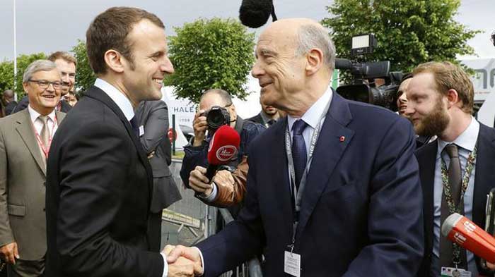 Photo publiée par Le Figaro, 15/11/2017 Alain Juppé émet l'idée d'un «grand mouvement central» avec le chef de l'État en vue des élections européennes de 2019. PATRICK KOVARIK/AFP