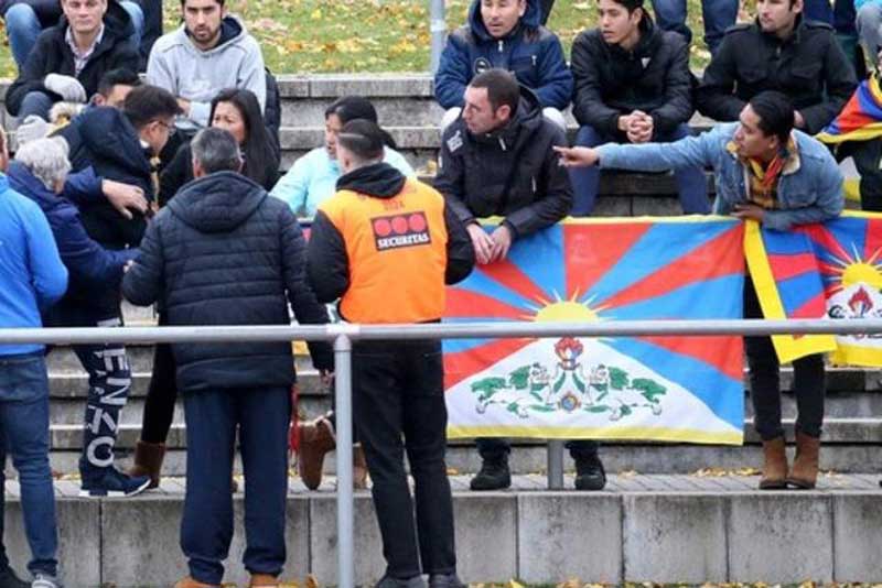 Des manifestants « Free Tibet » provoquent un incident lors d’un match de football (photo Keystone) Des manifestants « Free Tibet » provoquent un incident lors d’un match de football (photo Keystone)