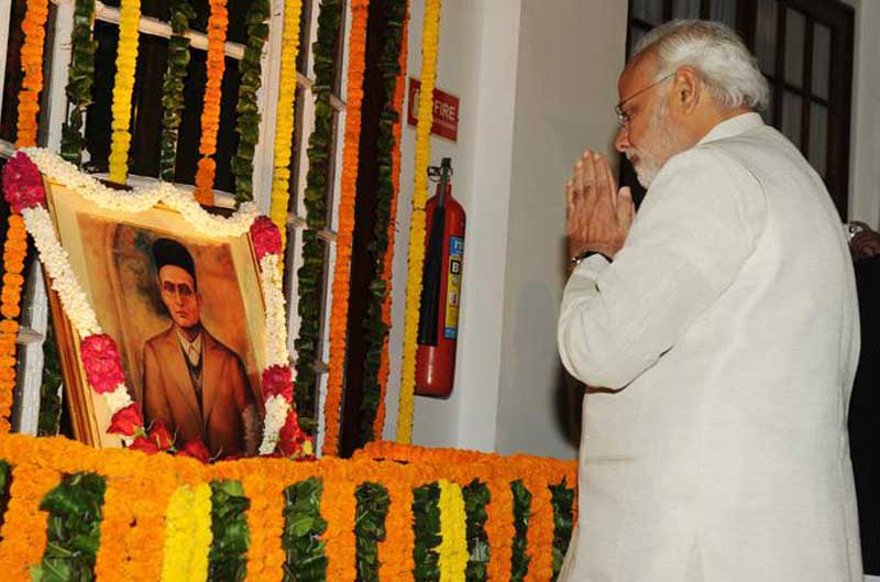 Narendra Modi rend hommage au Parlement indien à V. D. Savarkar. (Source https://creativecommons.org/licenses/by-sa/2.0, via Wikimedia Commons)