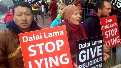 Photo prise à Boston illustrant l’article « Breakaway Buddhists take aim at the Dalai Lama » par Matthew Bell, publié sur le site “PRI” (31/10/2014) Photo prise à Boston illustrant l’article « Breakaway Buddhists take aim at the Dalai Lama » par Matthew Bell, publié sur le site “PRI” (31/10/2014)