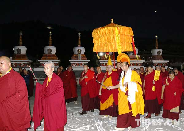 arrivée du 11e panchen-lama au monastère de Kumbum, le 21 juillet 2017 (Source : China Tibet online) arrivée du 11e panchen-lama au monastère de Kumbum, le 21 juillet 2017 (Source : China Tibet online)