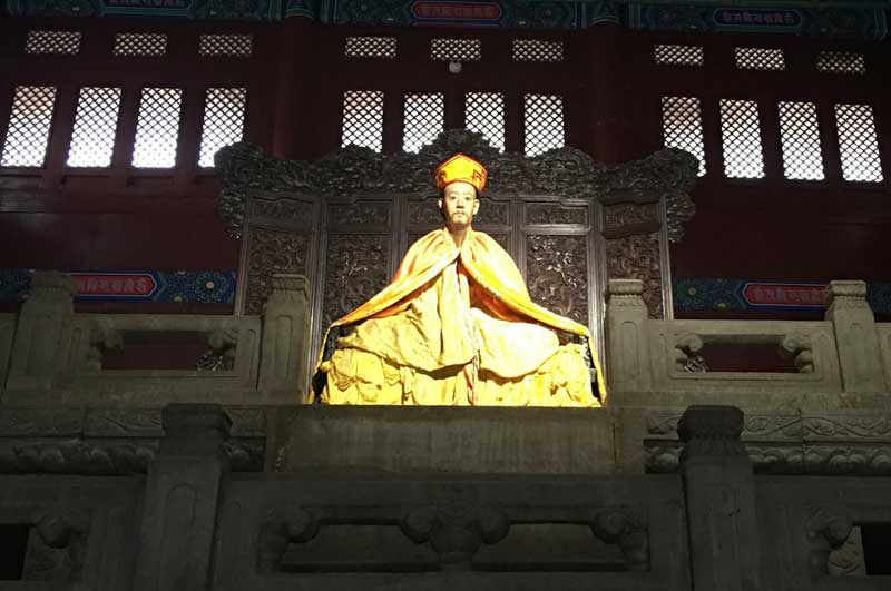 Temple Yonghe gong à Pékin, la statue du 11e Panchen Lama reconnu par la Chine (auteur : Bjoertvedt, source : Wikimedia Commons) Temple Yonghe gong à Pékin, la statue du 11e Panchen Lama reconnu par la Chine (auteur : Bjoertvedt, source : Wikimedia Commons)