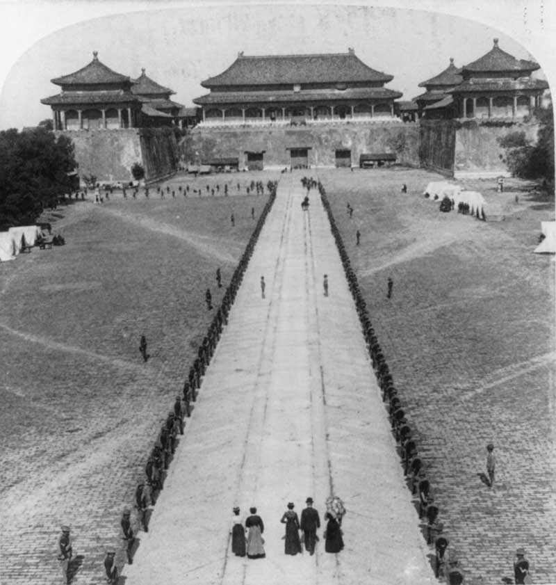 Pékin, 1901. Le 9e Régiment d’infanterie américain forme une haie devant la porte méridionale de la Cité interdite en honneur du comte Waldersee, commandant en chef des troupes internationales lors de la campagne contre les « Boxers ». Au premier plan le Ministre américain Edwin Hurd Conger et sa famille.