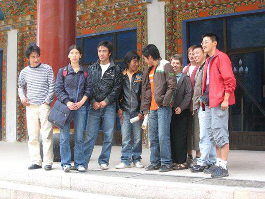 Après un entretien avec quelques étudiants de l’institut des hautes études tibétaines à Kangding, Sichuan (photo Jpdes 2007) Après un entretien avec quelques étudiants de l’institut des hautes études tibétaines à Kangding, Sichuan (photo Jpdes 2007)