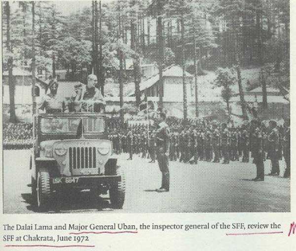 Le dalaï-lama, inspectant les “forces tibétaines” en Inde, en 1972. Le dalaï-lama, inspectant les “forces tibétaines” en Inde, en 1972.
