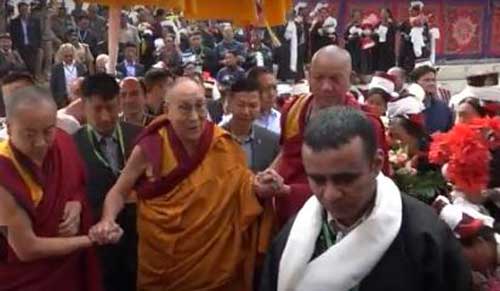 cliché extrait de la vidéo : http://www.phayul.com/news/article.aspx?id=40593&article=Dalai+Lama+visits+Leh+Jhokhang+Shrine%3a+Video&t=1&c=1 cliché extrait de la vidéo : http://www.phayul.com/news/article.aspx?id=40593&article=Dalai+Lama+visits+Leh+Jhokhang+Shrine%3a+Video&t=1&c=1