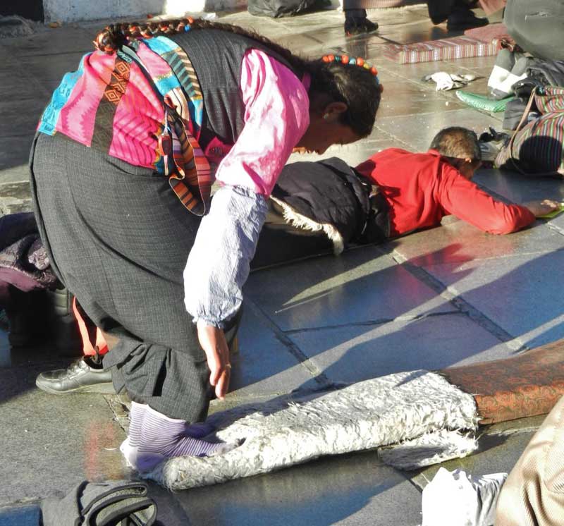 Pèlerins devant le Jokhang (Photo Thérèse De Ruyt)