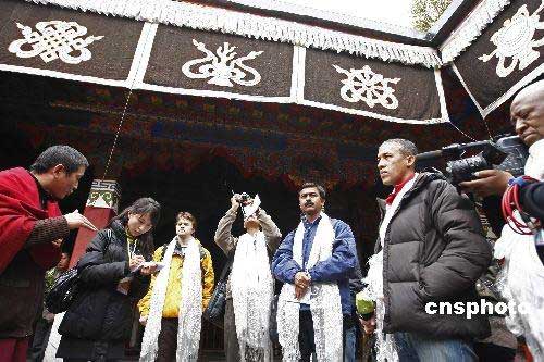 29 mars 2009 : des journalistes étrangers en train de réaliser des interviews dans le monastère Jokhang de Lhassa (french.china.org.cn) 29 mars 2009 : des journalistes étrangers en train de réaliser des interviews dans le monastère Jokhang de Lhassa (french.china.org.cn)