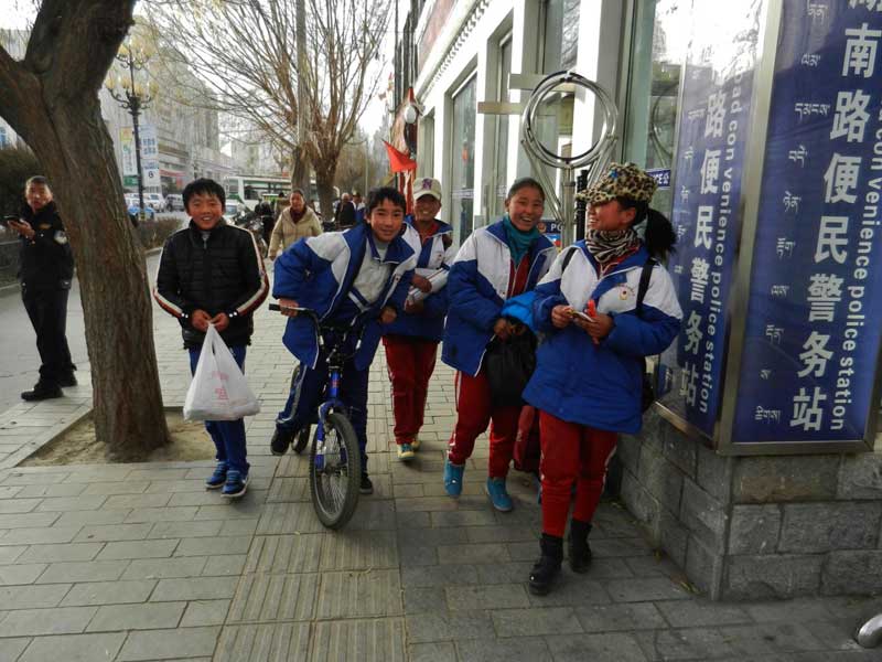 À Tsetang, filles et garçon à la sortie de l’école (on remarquera les inscriptions trilingues : tibétain, chinois, anglais) (photo Thérèse De Ruyt, décembre 2012) À Tsetang, filles et garçon à la sortie de l’école (on remarquera les inscriptions trilingues : tibétain, chinois, anglais) (photo Thérèse De Ruyt, décembre 2012)