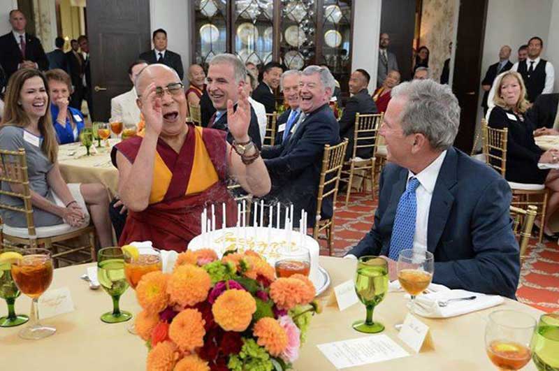 Photo prise le 1er juillet 2015. Le dalaï-lama fête son 80eanniversaire en compagnie de George W. Bush (Source : www.alterinfo.net) Photo prise le 1er juillet 2015. Le dalaï-lama fête son 80eanniversaire en compagnie de George W. Bush (Source : www.alterinfo.net)
