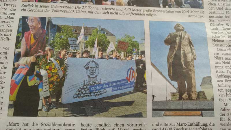 La nouvelle statue et les manifestants du parti d’extrême-droite allemand imputant à Marx les « victimes du communisme ». Qu’est-ce que peut bien venir y chercher le visage d’un « marxiste en robe de moine » ? (Photos illustrant l’article du « Luxemburger Wort » du 7 mai 2018)