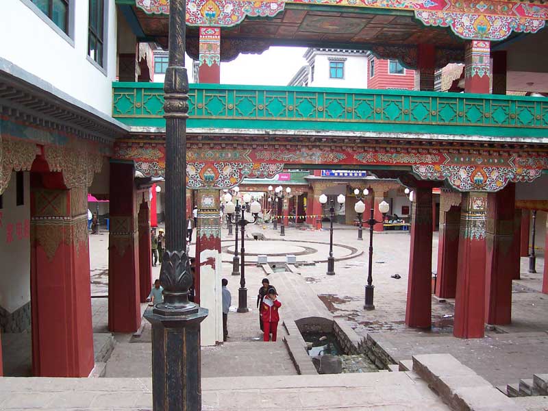 centre piétonnier de Chamdo (photo JPDes. 2005) centre piétonnier de Chamdo (photo JPDes. 2005)